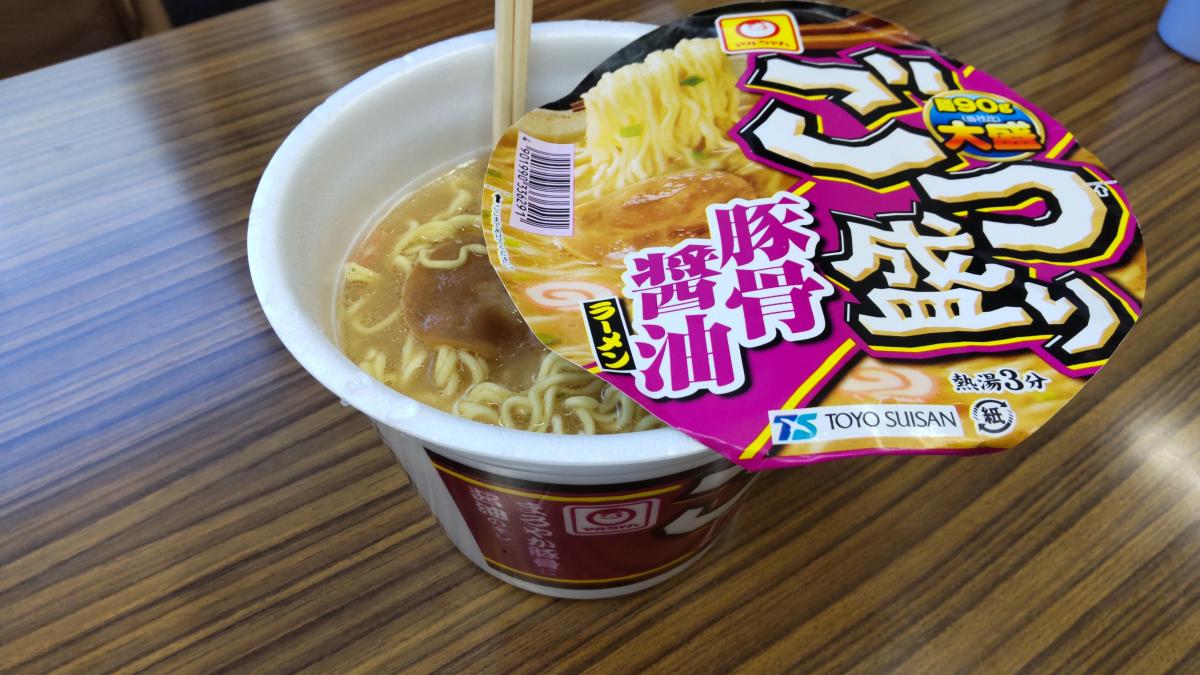 東洋水産 マルちゃんごつ盛り 豚骨醤油ラーメンの商品ページ