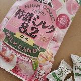 濃いミルクの中からあふれる桃