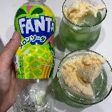 アイスを浮かべてメロンクリームソーダに