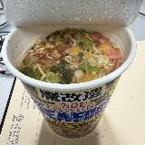 スープの色に抵抗を感じるが、味はそこそこ良い感じ