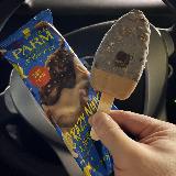 濃厚なチョコアイスにナッツの混じったチョコのコーティング