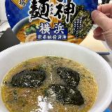 確かに美味しく満足感のある味。ただし職場で食べるなら注意。