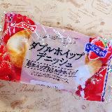 デニッシュにホイップたっぷり