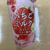 太めのストローで飲む果肉入りヨーグルト