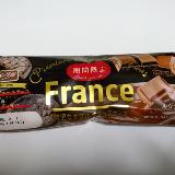 2種類の濃厚なチョコ味クリームで贅沢を味わえます