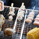 海のすぐそばで屋内海鮮バーベキュー