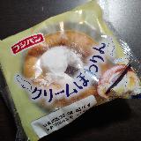 チョコレートスティックがさしてあるユニークな菓子パン