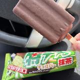 シンプルな抹茶アイスにチョコレートコーティング