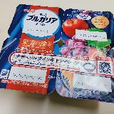 細かく刻んだ果肉が入ったヨーグルト