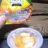 黄桃、みかん、パインアップルの果肉が美味しい