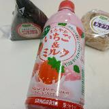 ペットボトルにたっぷり入ったいちごミルク