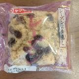 素朴な生地と華やかなレーズンが好対照