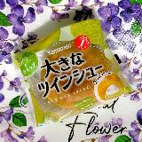 メロンの甘い香りのクリームとホイップがたっぷり入っています。