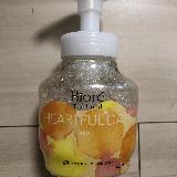 クリーム泡に包まれるハンドソープ