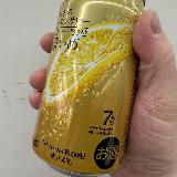 本物のレモンと缶の形状が個性ですね
