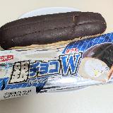 2つの割れ目にクリーム。パン生地がちょっと、