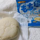 やわらかな餅風の物が入ったパン