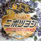 煮干しの旨みがしっかり効いたスープが特徴です。