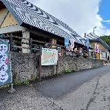 小さいながらもフードコートや土産品が揃う