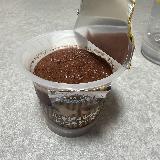 上層部がスポンジ、下層部がチョコクリームです。