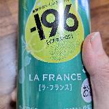 目を引く