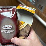 ピーナツバターの風味を楽しめる珍しいアイスかな。