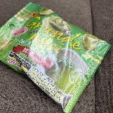 小さめのポテチに、抹茶チョコと言うレアな組み合わせ
